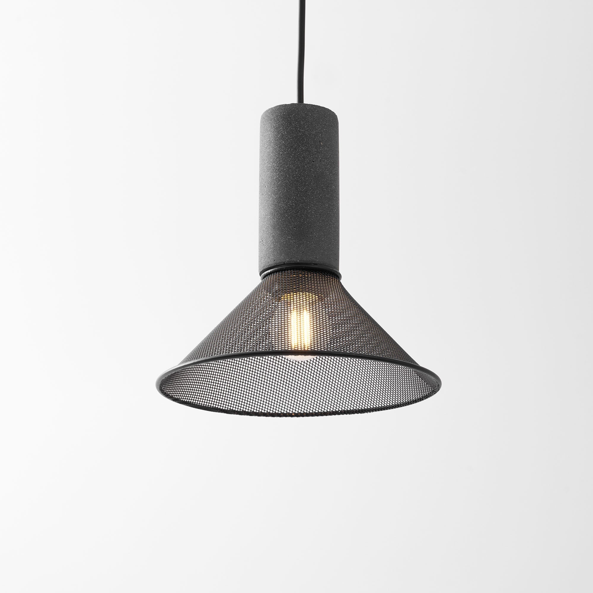 Industriell pendellampe med sement og svart netting — 6 former – Lamylie