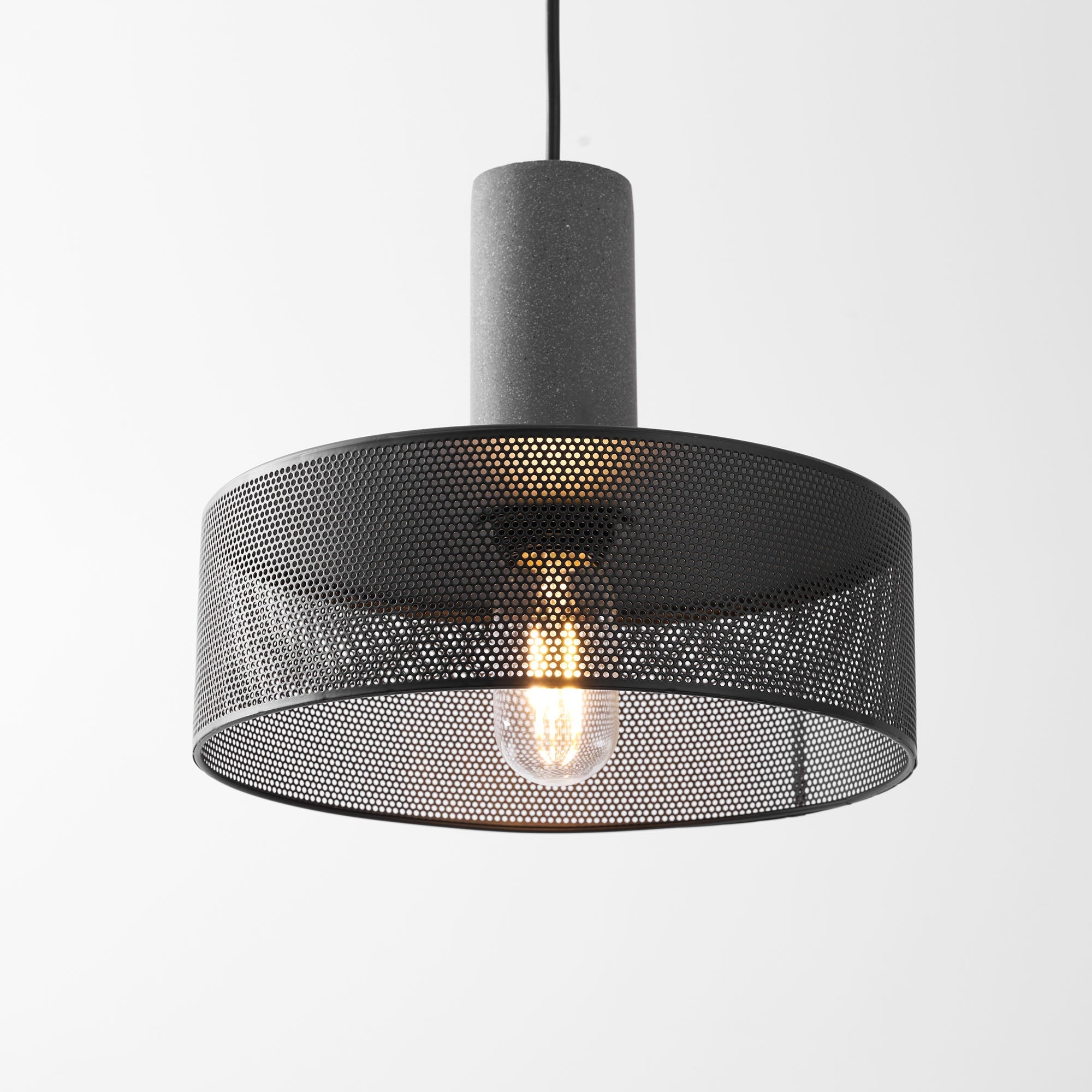 Industriell pendellampe med sement og svart netting — 6 former – Lamylie