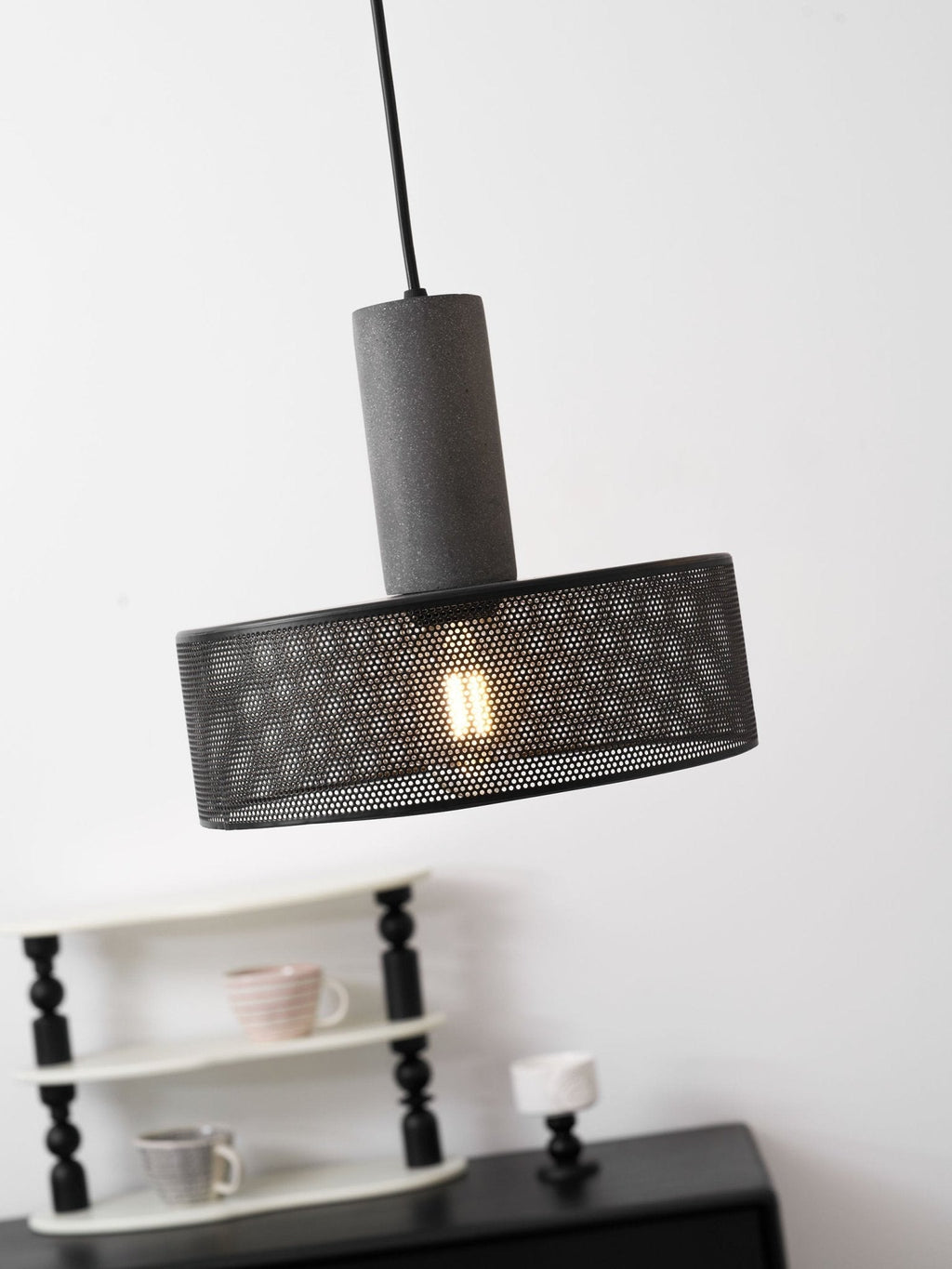 Industriell pendellampe med sement og svart netting — 6 former – Lamylie