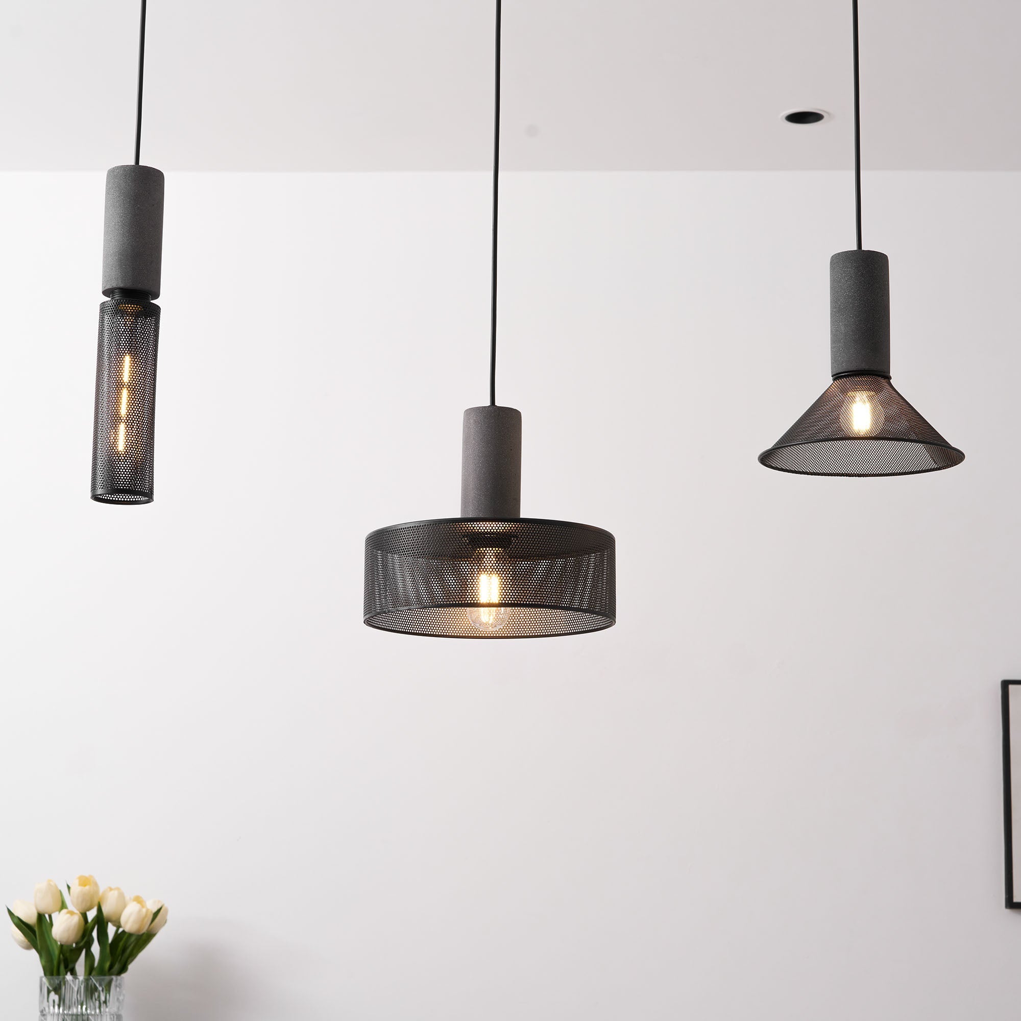 Industriell pendellampe med sement og svart netting — 6 former – Lamylie