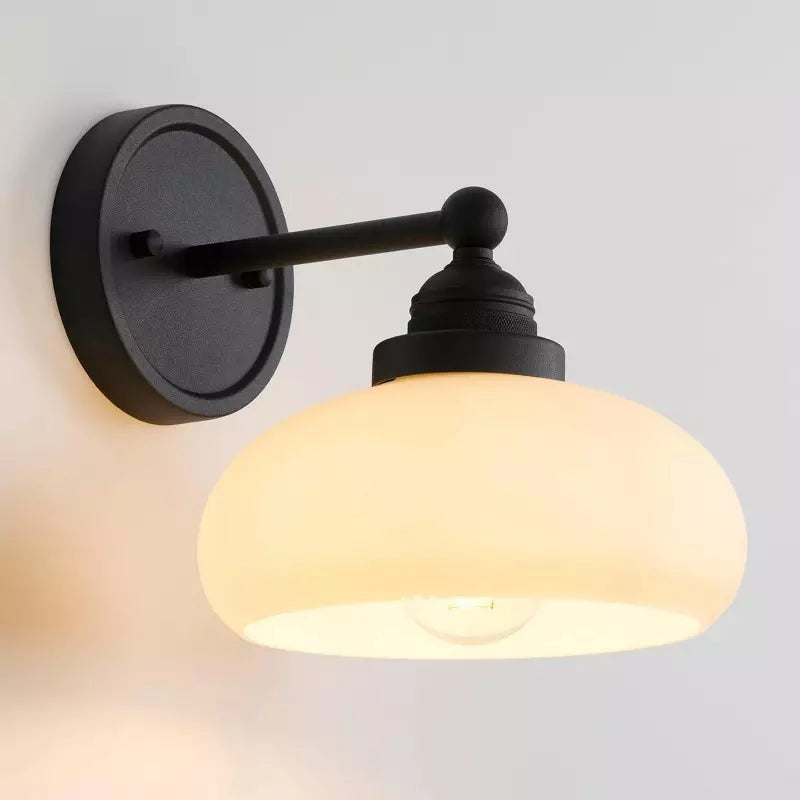 Vintage nástěnná lampa s mléčně bílým sklem v industriálním stylu pro ložnici a chodbu – Lamylie