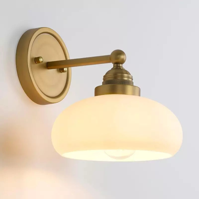 Vintage nástěnná lampa s mléčně bílým sklem v industriálním stylu pro ložnici a chodbu – Lamylie