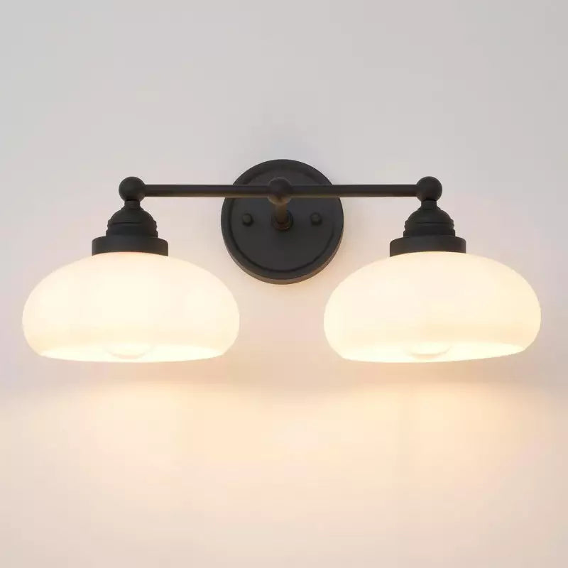 Vintage nástěnná lampa s mléčně bílým sklem v industriálním stylu pro ložnici a chodbu – Lamylie