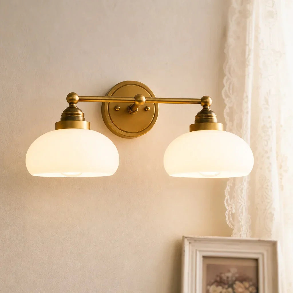 Vintage nástěnná lampa s mléčně bílým sklem v industriálním stylu pro ložnici a chodbu – Lamylie