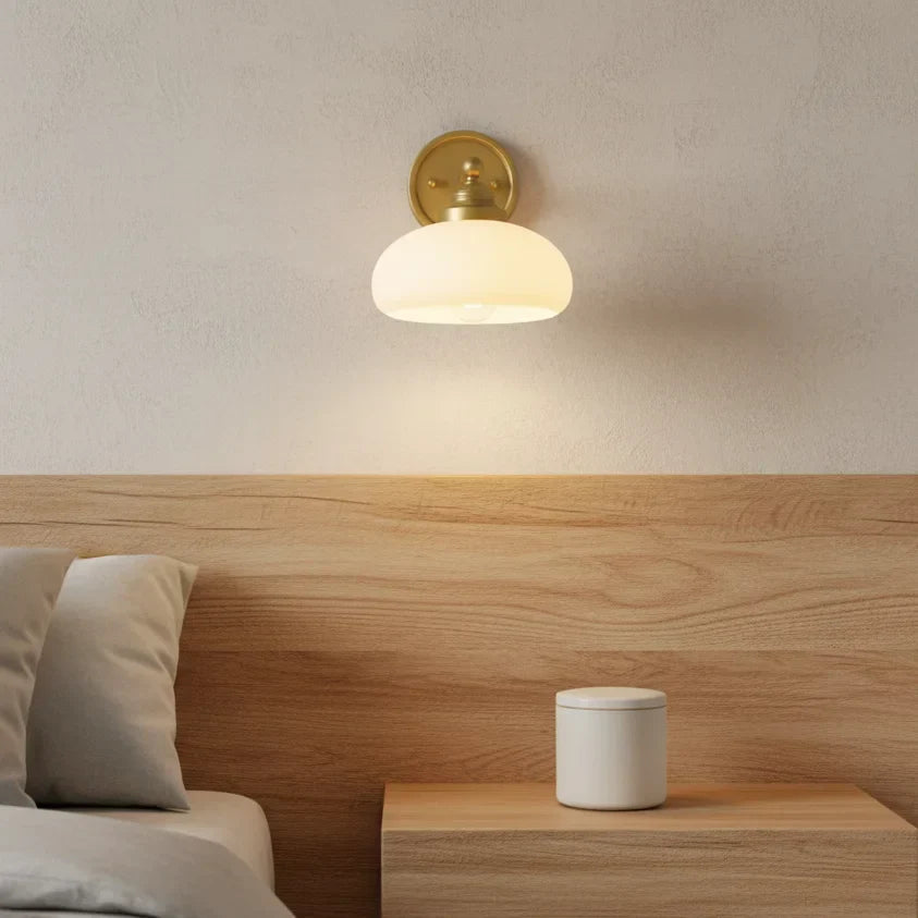 Vintage nástěnná lampa s mléčně bílým sklem v industriálním stylu pro ložnici a chodbu – Lamylie
