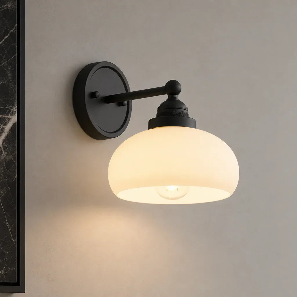 Vintage nástěnná lampa s mléčně bílým sklem v industriálním stylu pro ložnici a chodbu – Lamylie