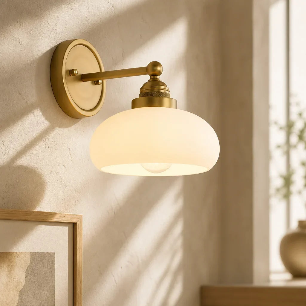 Vintage nástěnná lampa s mléčně bílým sklem v industriálním stylu pro ložnici a chodbu – Lamylie