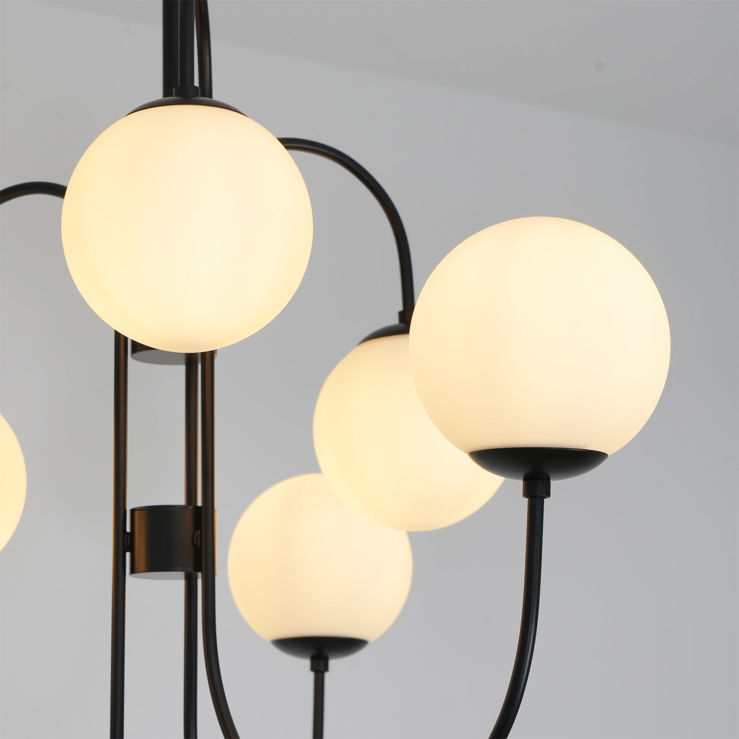 Schwanenhals-Kronleuchter Ø76 cm | 8-flammige Pendelleuchte mit Glasgloben Gold/Schwarz - Lamylie
