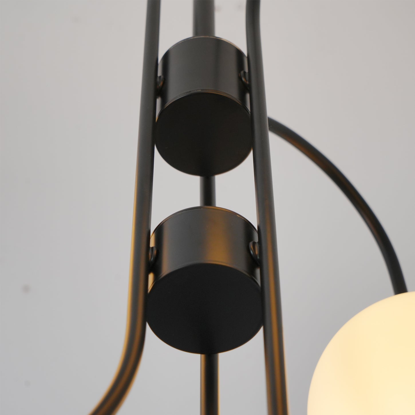 Schwanenhals-Kronleuchter Ø76 cm | 8-flammige Pendelleuchte mit Glasgloben Gold/Schwarz - Lamylie