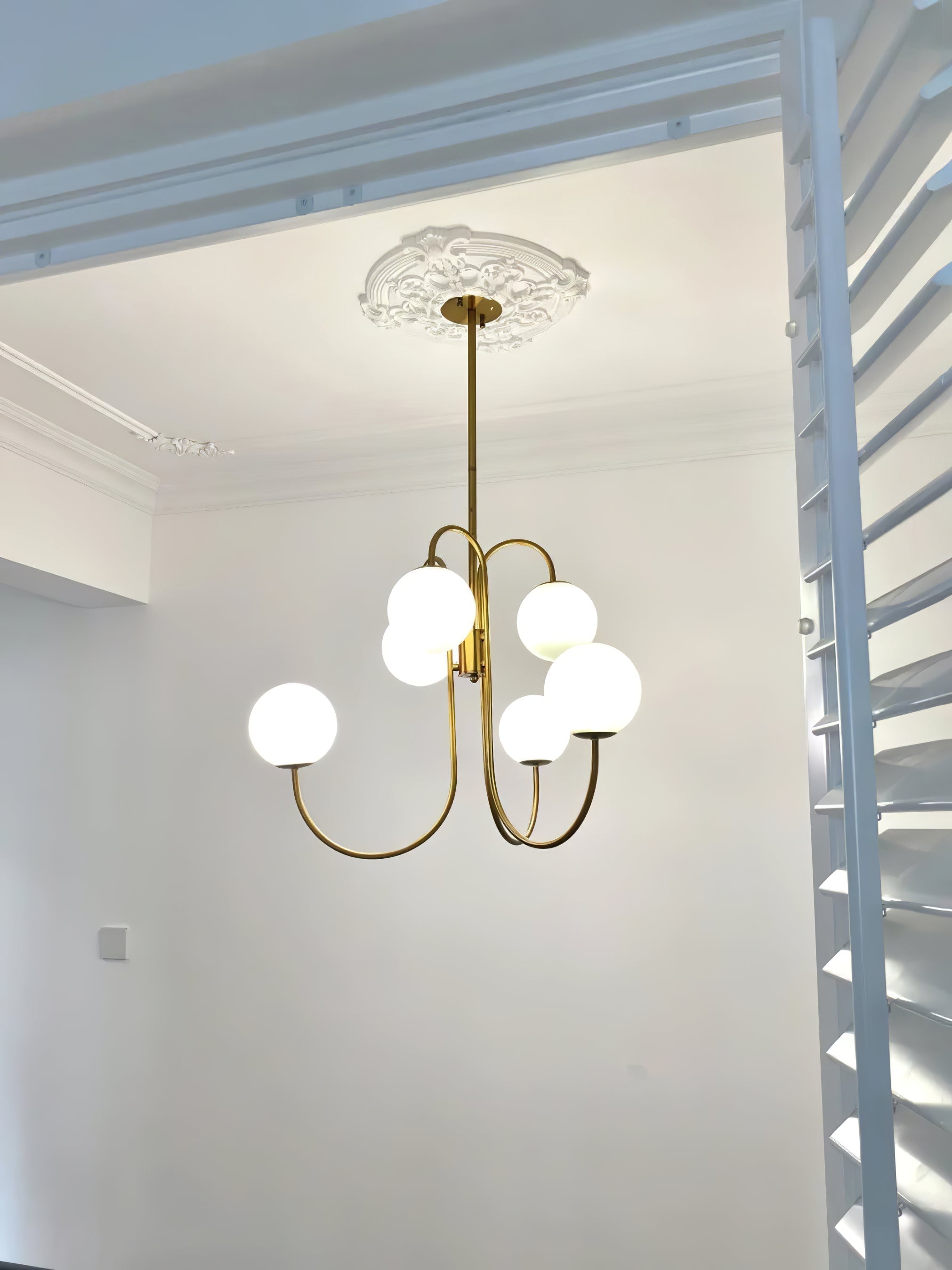 Schwanenhals-Kronleuchter Ø76 cm | 8-flammige Pendelleuchte mit Glasgloben Gold/Schwarz - Lamylie