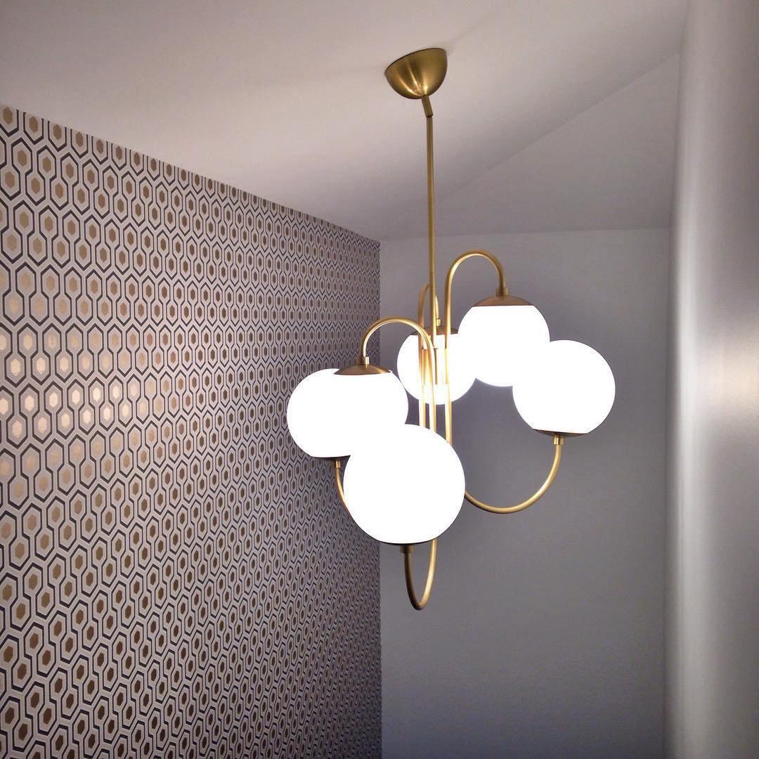 Schwanenhals-Kronleuchter Ø76 cm | 8-flammige Pendelleuchte mit Glasgloben Gold/Schwarz - Lamylie