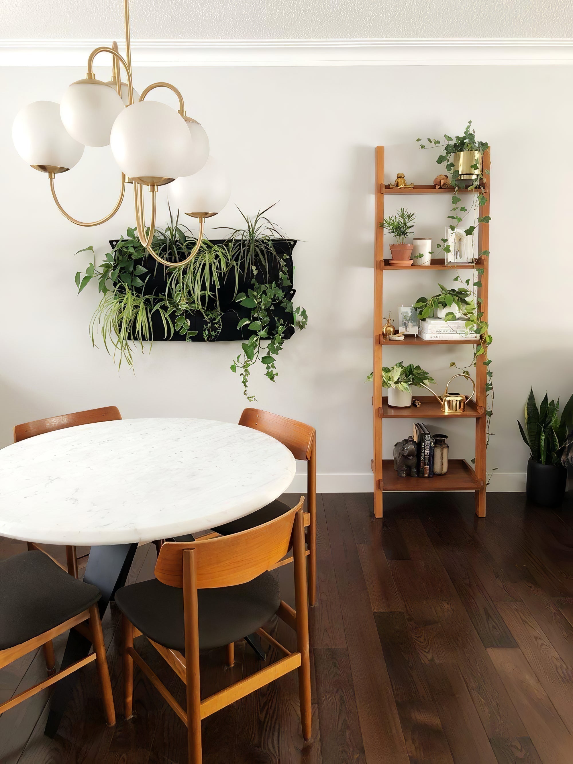 Schwanenhals-Kronleuchter Ø76 cm | 8-flammige Pendelleuchte mit Glasgloben Gold/Schwarz - Lamylie