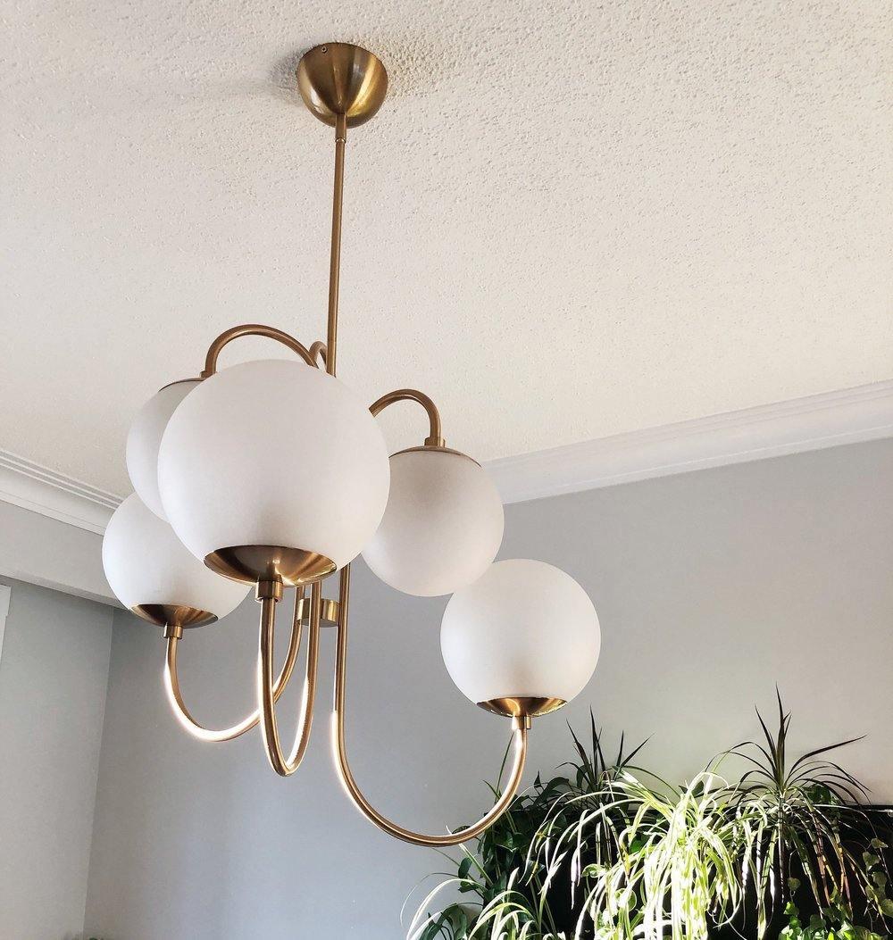 Schwanenhals-Kronleuchter Ø76 cm | 8-flammige Pendelleuchte mit Glasgloben Gold/Schwarz - Lamylie