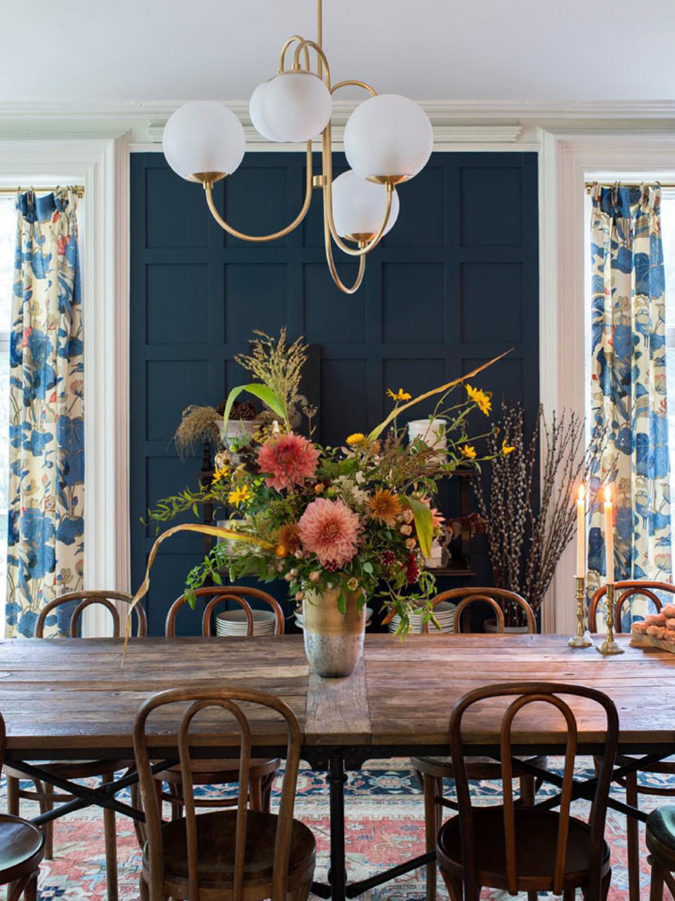 Schwanenhals-Kronleuchter Ø76 cm | 8-flammige Pendelleuchte mit Glasgloben Gold/Schwarz - Lamylie