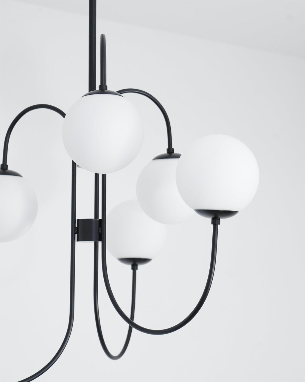 Schwanenhals-Kronleuchter Ø76 cm | 8-flammige Pendelleuchte mit Glasgloben Gold/Schwarz - Lamylie