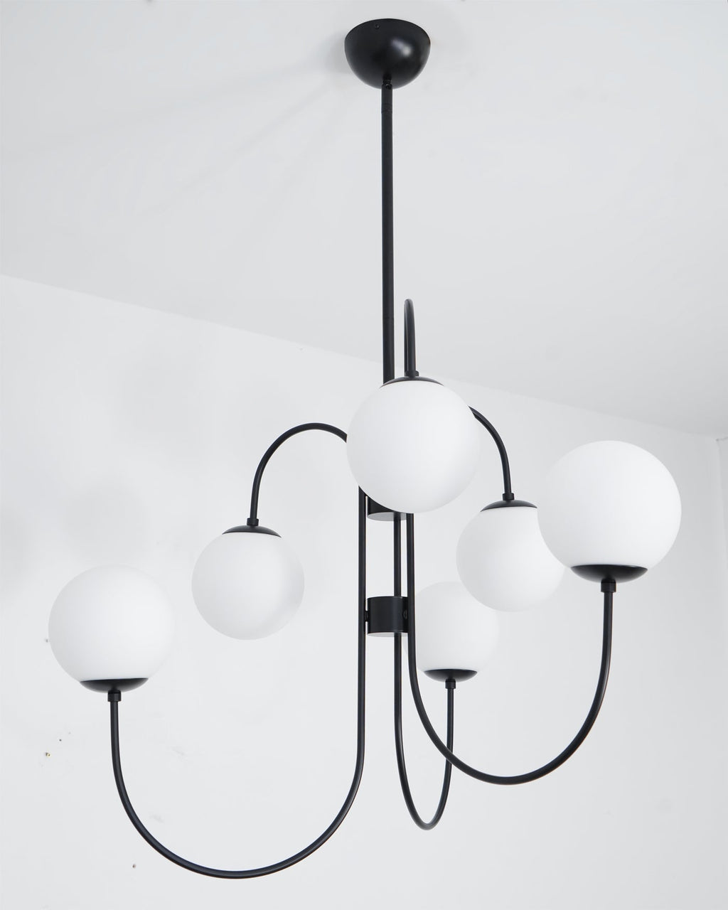 Schwanenhals-Kronleuchter Ø76 cm | 8-flammige Pendelleuchte mit Glasgloben Gold/Schwarz - Lamylie