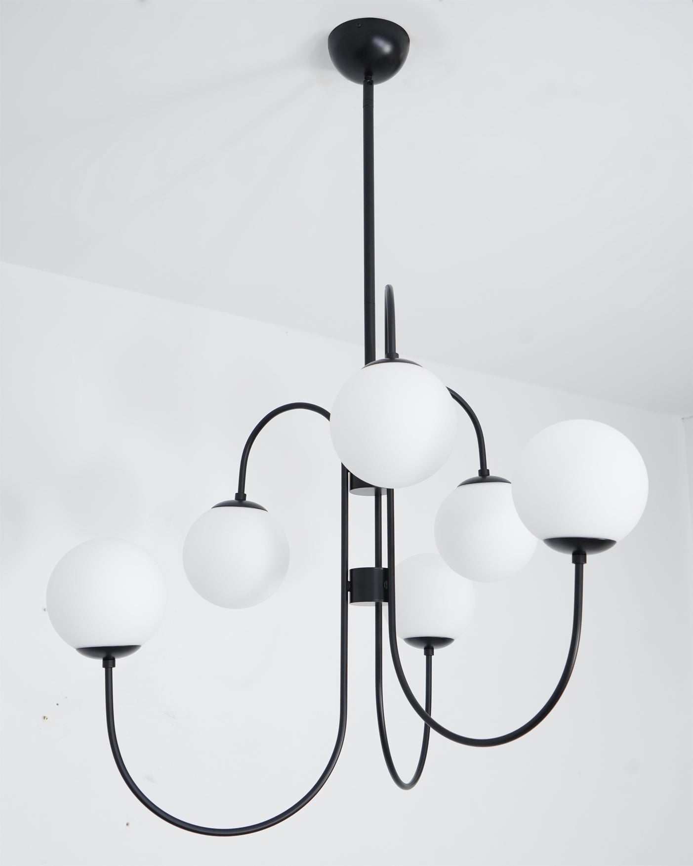 Schwanenhals-Kronleuchter Ø76 cm | 8-flammige Pendelleuchte mit Glasgloben Gold/Schwarz - Lamylie
