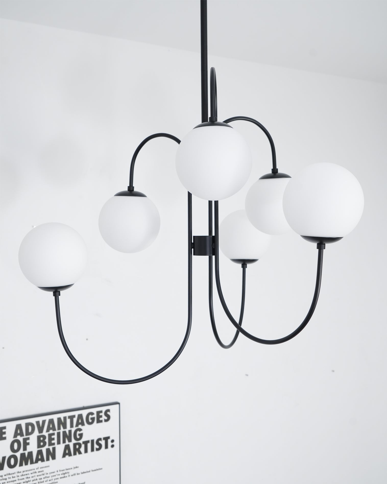 Schwanenhals-Kronleuchter Ø76 cm | 8-flammige Pendelleuchte mit Glasgloben Gold/Schwarz - Lamylie