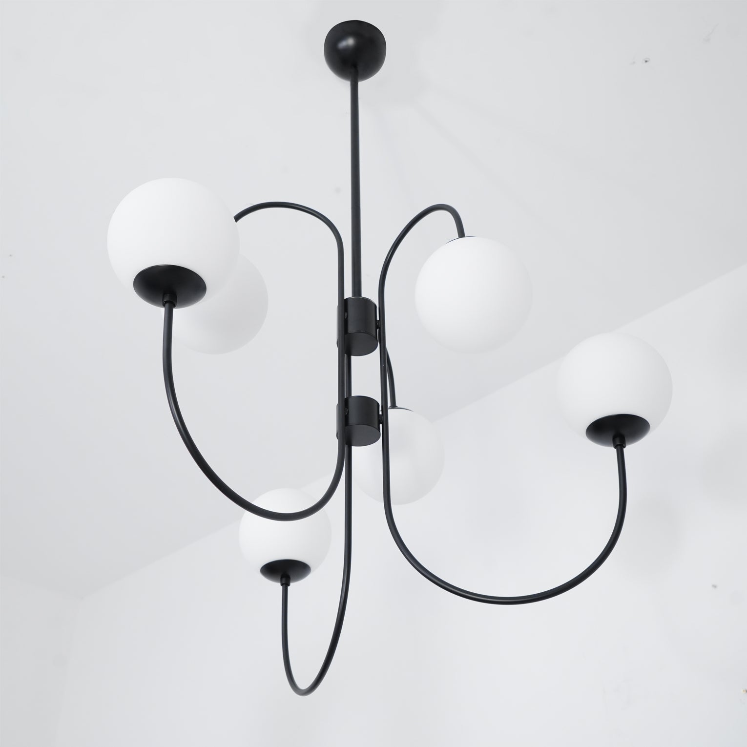 Schwanenhals-Kronleuchter Ø76 cm | 8-flammige Pendelleuchte mit Glasgloben Gold/Schwarz - Lamylie