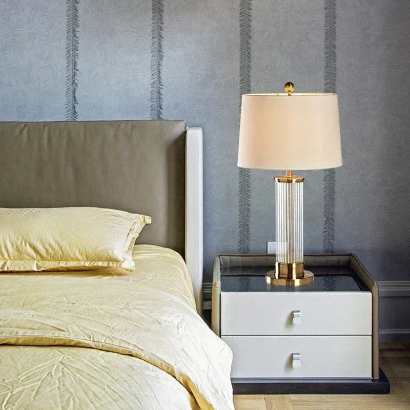Lampe à poser Nexora à fine tige de verre — Abat-jour en tissu doux