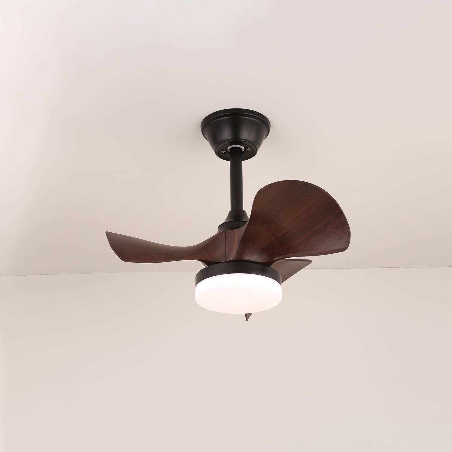 Moderní dřevěný stropní ventilátor Neriah s integrovaným osvětlením a dálkovým ovládáním – Lamylie