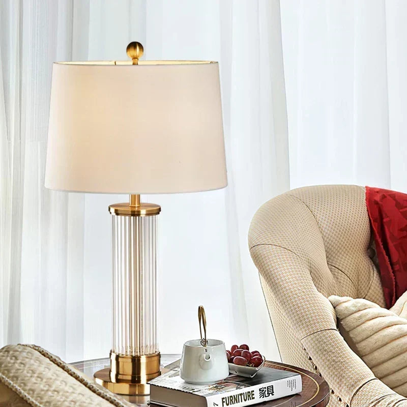 Lampe à poser Nexora à fine tige de verre — Abat-jour en tissu doux
