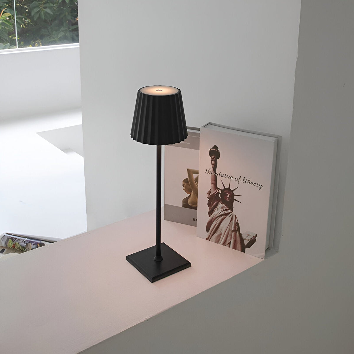 LaminaTouch 2.0 - Dimmable Wireless and Rechargeable Modern LED Table Lamp - Lamylie