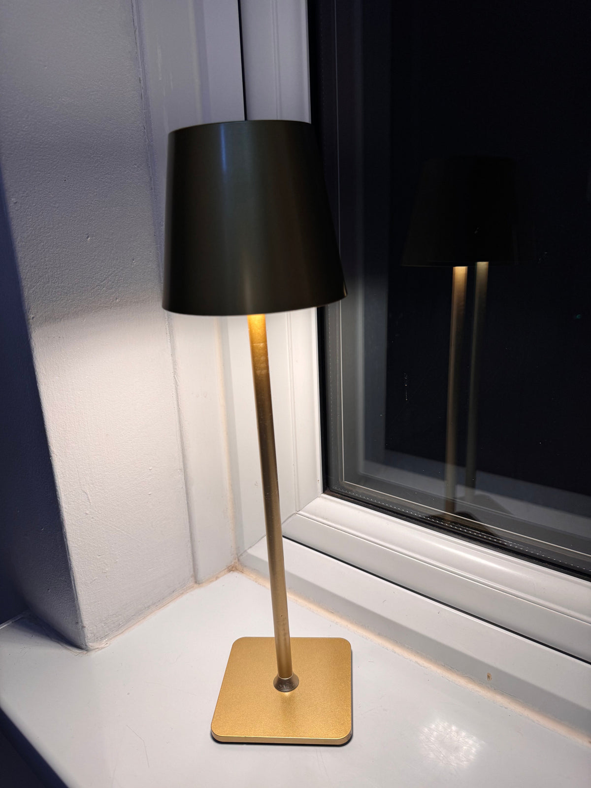 Lámpara de mesa LED inalámbrica HaloLux – Controles táctiles regulables, recargable