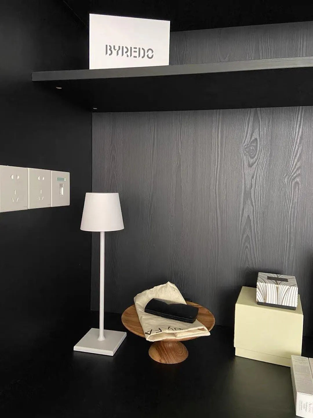 Lámpara de mesa LED inalámbrica HaloLux – Controles táctiles regulables, recargable