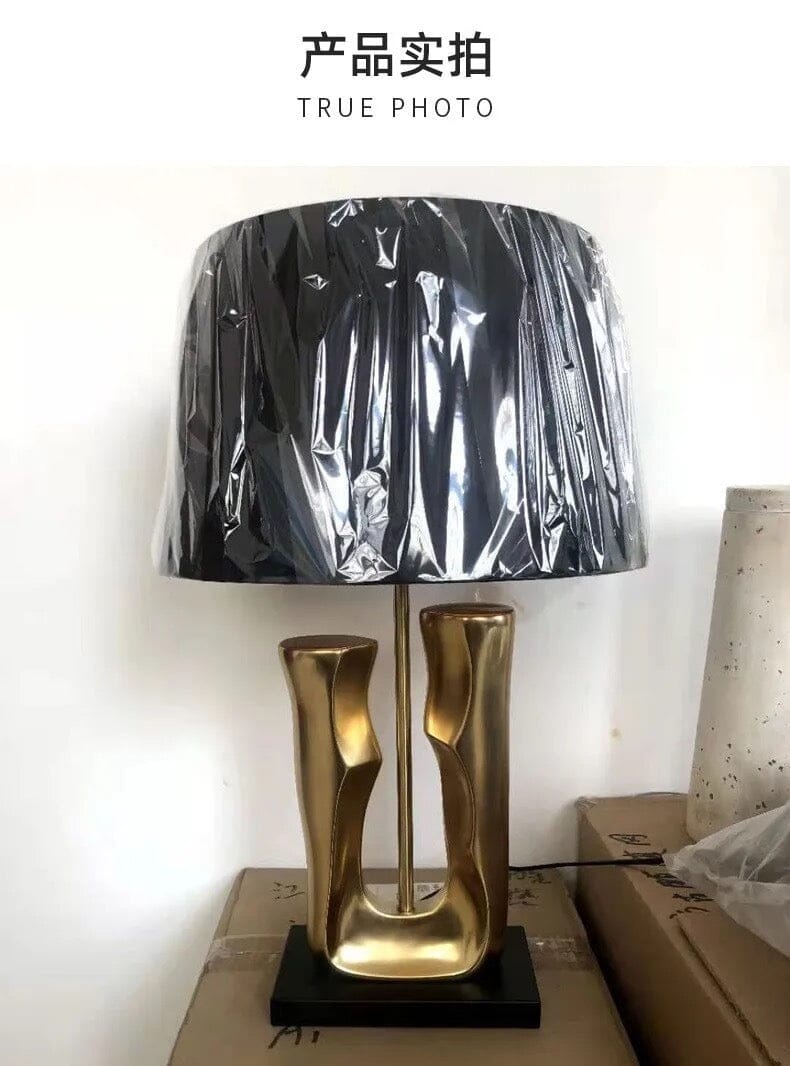 Lámpara de mesa Aura Trunk — Silueta esbelta, detalles dorados y acento de mármol
