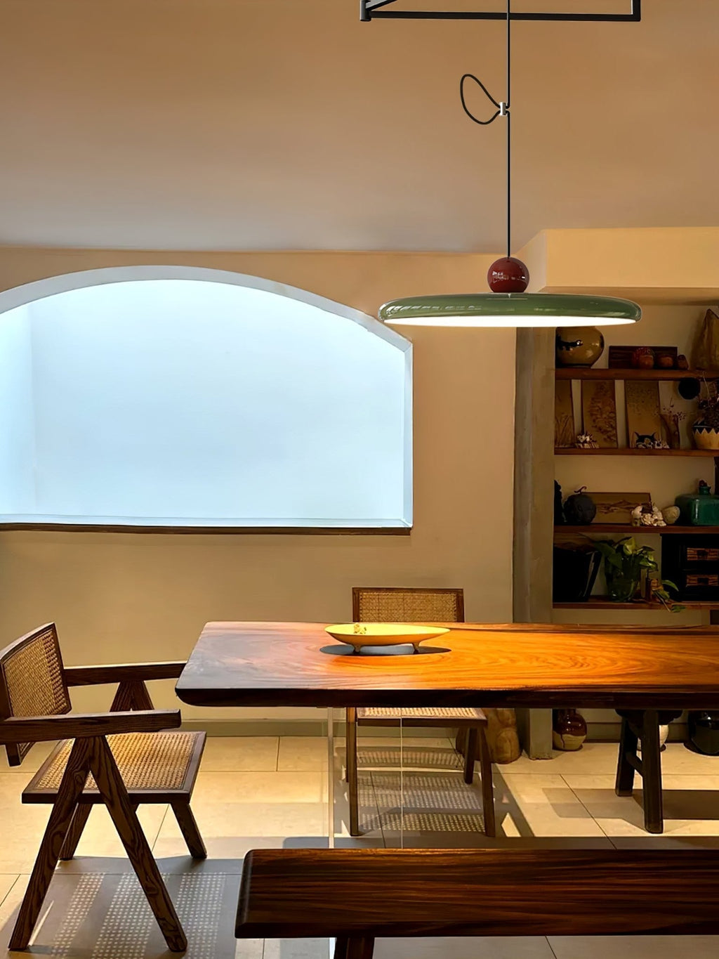 Lampada a sospensione oscillante di metà secolo — design cinetico con disco sospeso e contrappeso | Lampada a braccio regolabile per sale da pranzo moderne e spazi di lavoro creativi | LED integrato - Lamylie