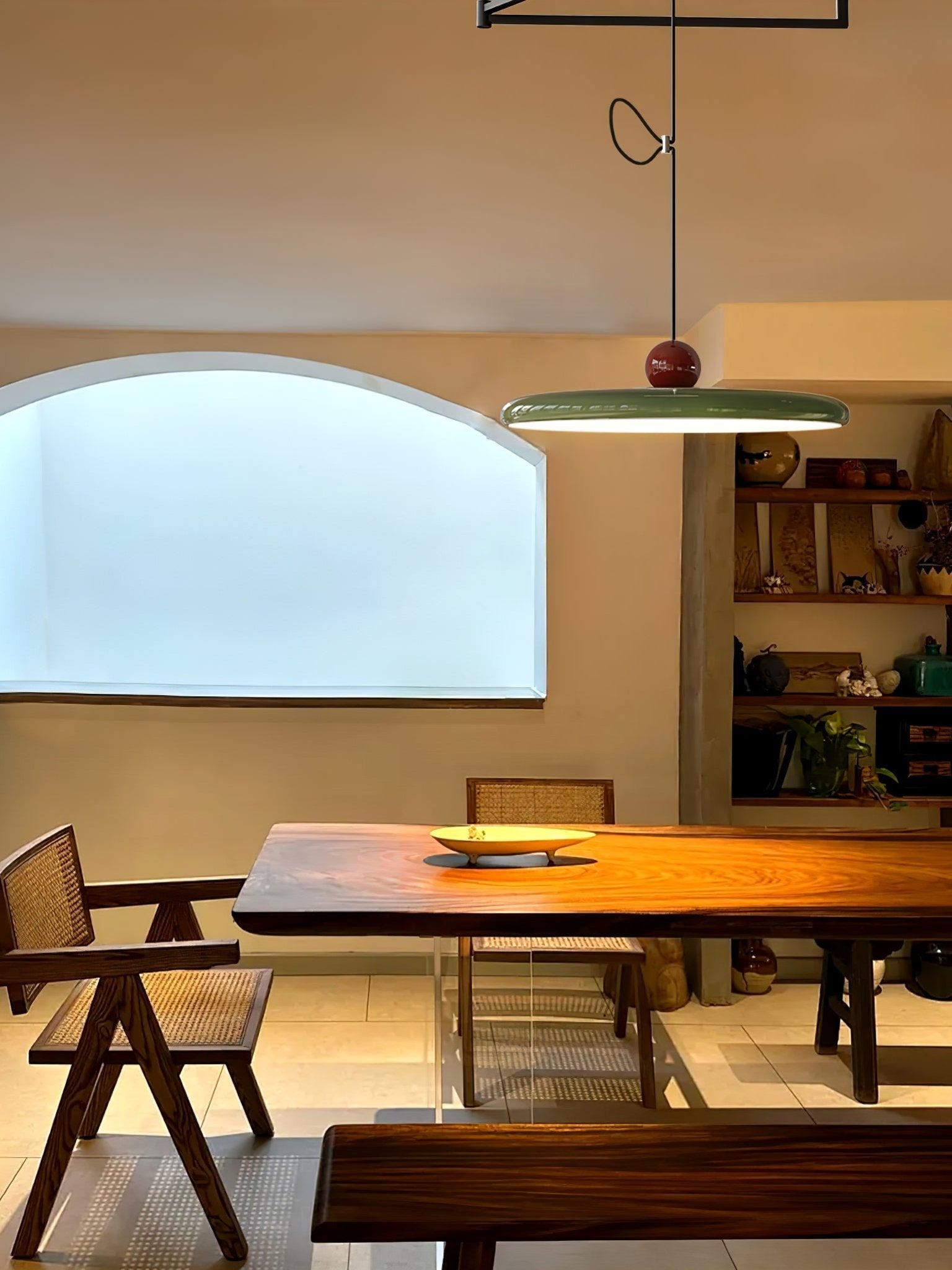 Lampada a sospensione oscillante di metà secolo — design cinetico con disco sospeso e contrappeso | Lampada a braccio regolabile per sale da pranzo moderne e spazi di lavoro creativi | LED integrato - Lamylie