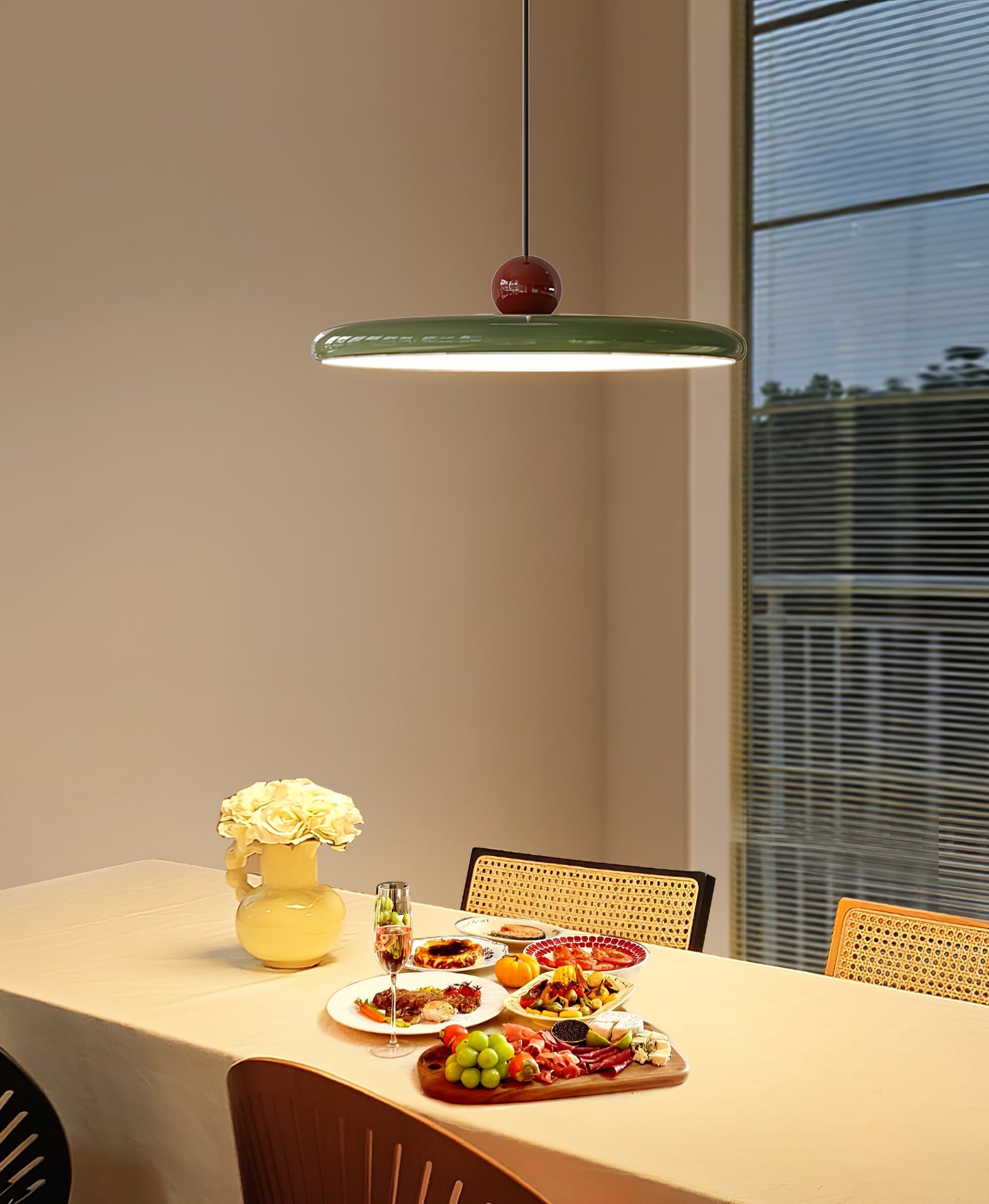Lampada a sospensione oscillante di metà secolo — design cinetico con disco sospeso e contrappeso | Lampada a braccio regolabile per sale da pranzo moderne e spazi di lavoro creativi | LED integrato - Lamylie