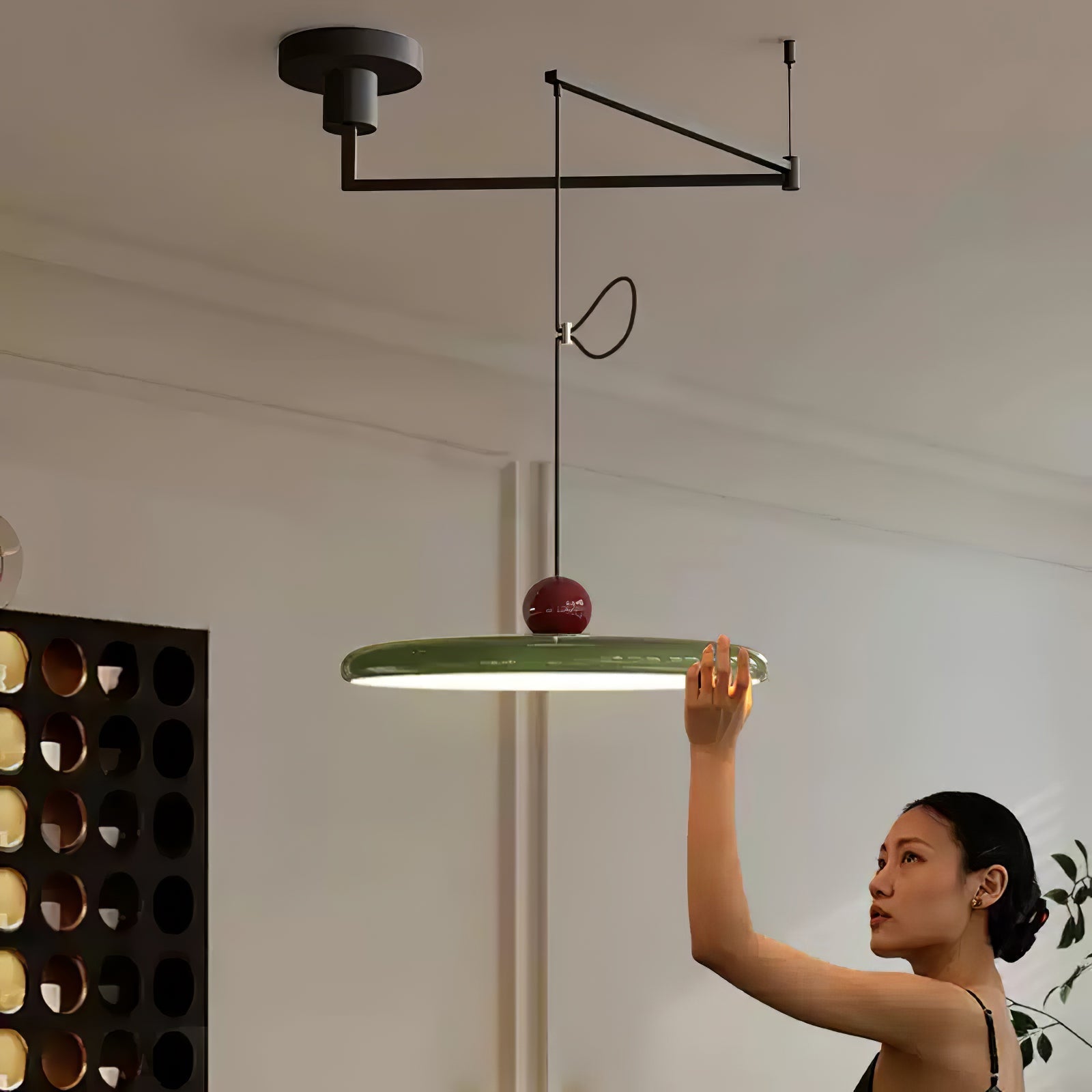 Lampada a sospensione oscillante di metà secolo — design cinetico con disco sospeso e contrappeso | Lampada a braccio regolabile per sale da pranzo moderne e spazi di lavoro creativi | LED integrato - Lamylie