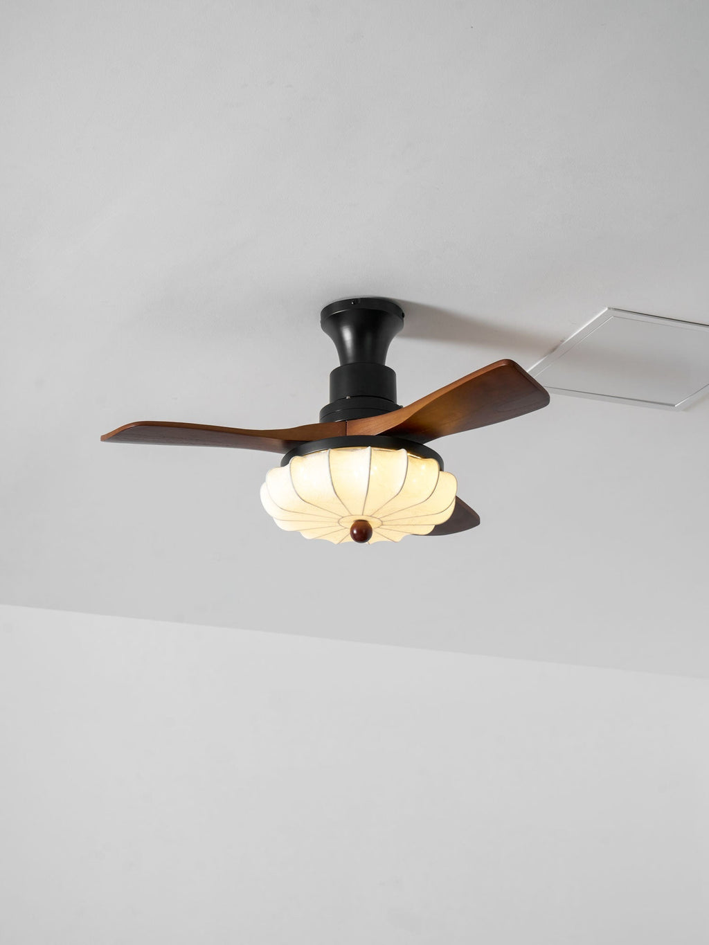 Ventilator de tavan cu iluminare | Motor DC | Abajur din bumbac cu model de lotus | Pale din lemn de nuc | Reglabil și reversibil - Lamylie