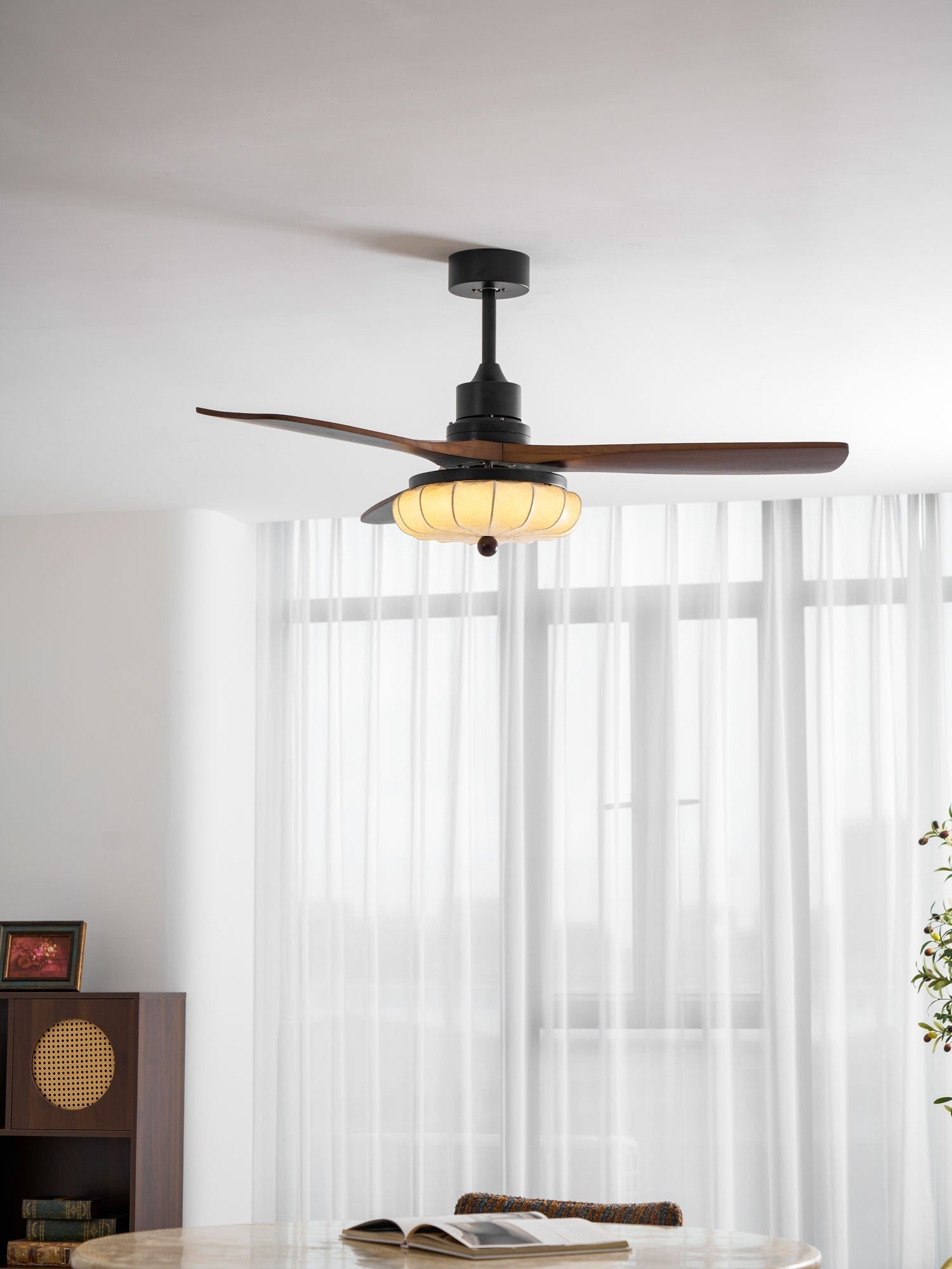 Ventilator de tavan cu iluminare | Motor DC | Abajur din bumbac cu model de lotus | Pale din lemn de nuc | Reglabil și reversibil - Lamylie