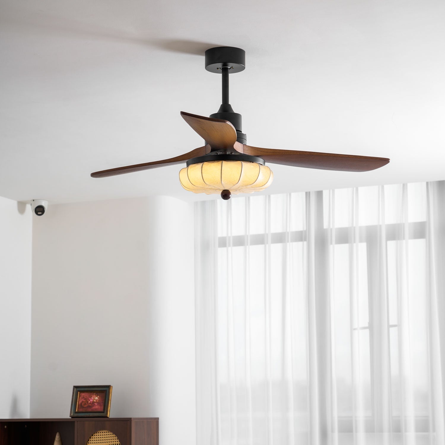 Ventilator de tavan cu iluminare | Motor DC | Abajur din bumbac cu model de lotus | Pale din lemn de nuc | Reglabil și reversibil - Lamylie