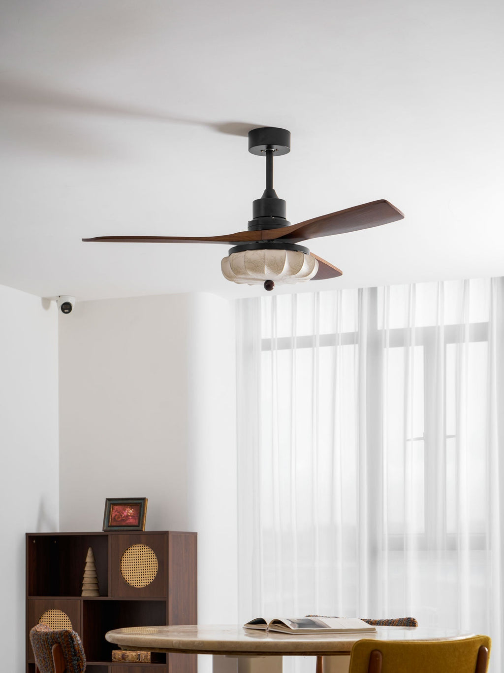 Ventilator de tavan cu iluminare | Motor DC | Abajur din bumbac cu model de lotus | Pale din lemn de nuc | Reglabil și reversibil - Lamylie