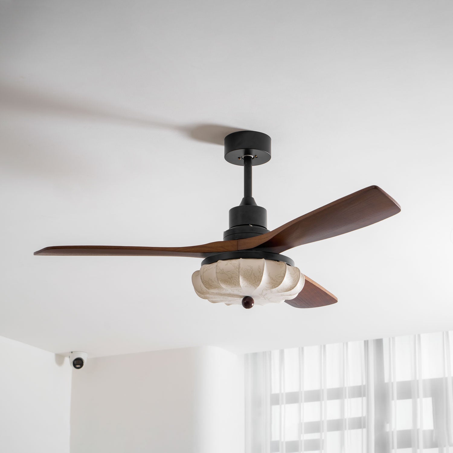 Ventilator de tavan cu iluminare | Motor DC | Abajur din bumbac cu model de lotus | Pale din lemn de nuc | Reglabil și reversibil - Lamylie