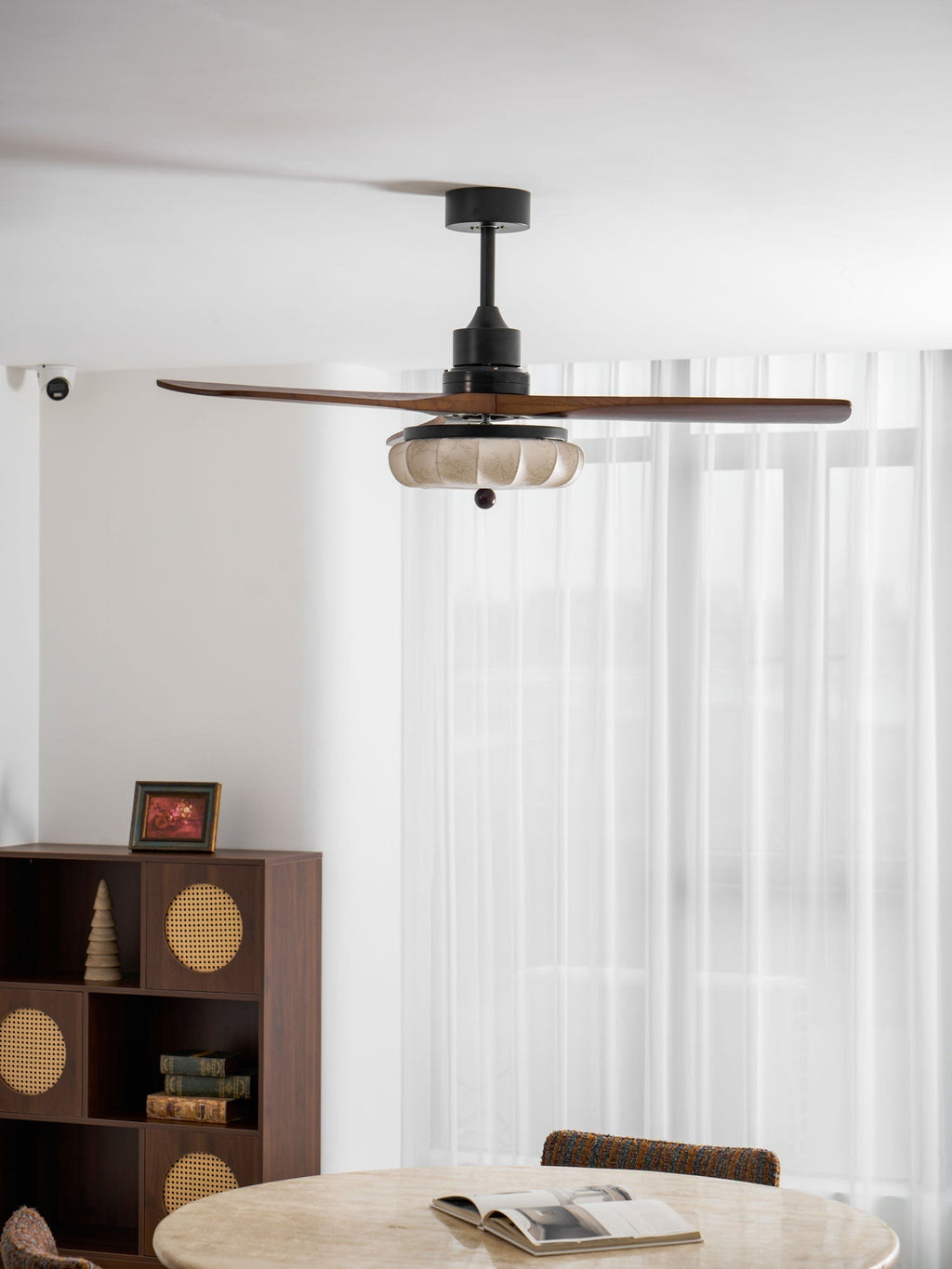 Ventilator de tavan cu iluminare | Motor DC | Abajur din bumbac cu model de lotus | Pale din lemn de nuc | Reglabil și reversibil - Lamylie