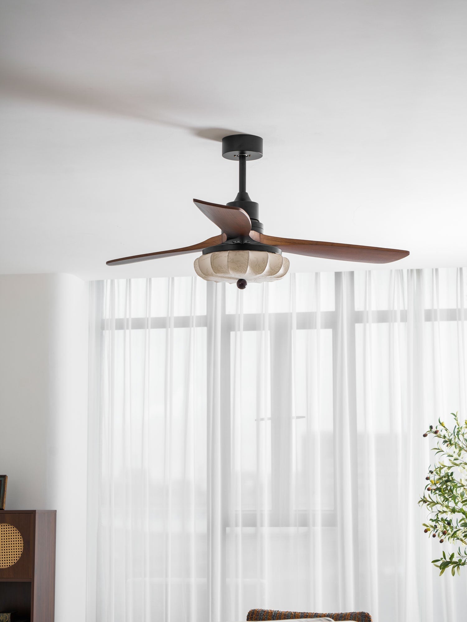 Ventilator de tavan cu iluminare | Motor DC | Abajur din bumbac cu model de lotus | Pale din lemn de nuc | Reglabil și reversibil - Lamylie
