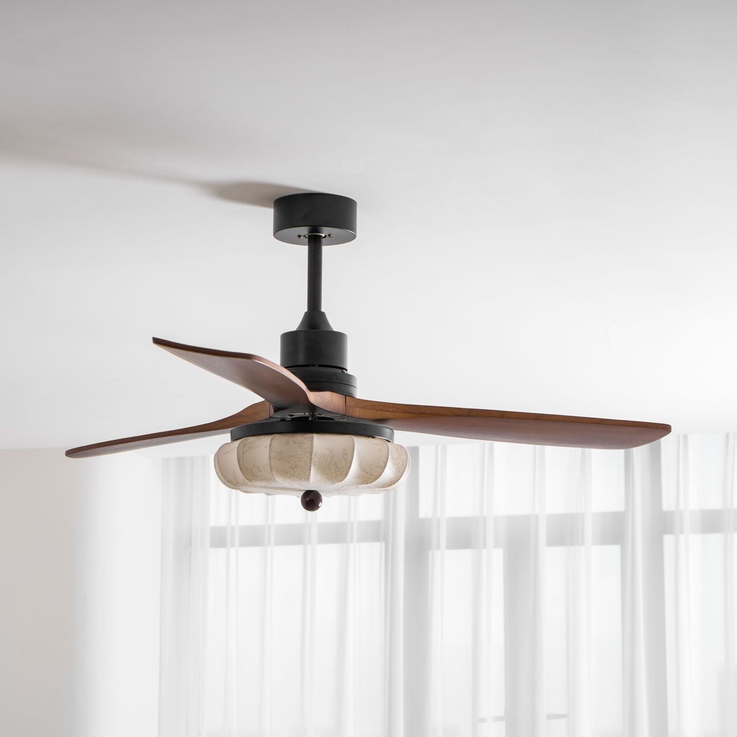 Ventilator de tavan cu iluminare | Motor DC | Abajur din bumbac cu model de lotus | Pale din lemn de nuc | Reglabil și reversibil - Lamylie
