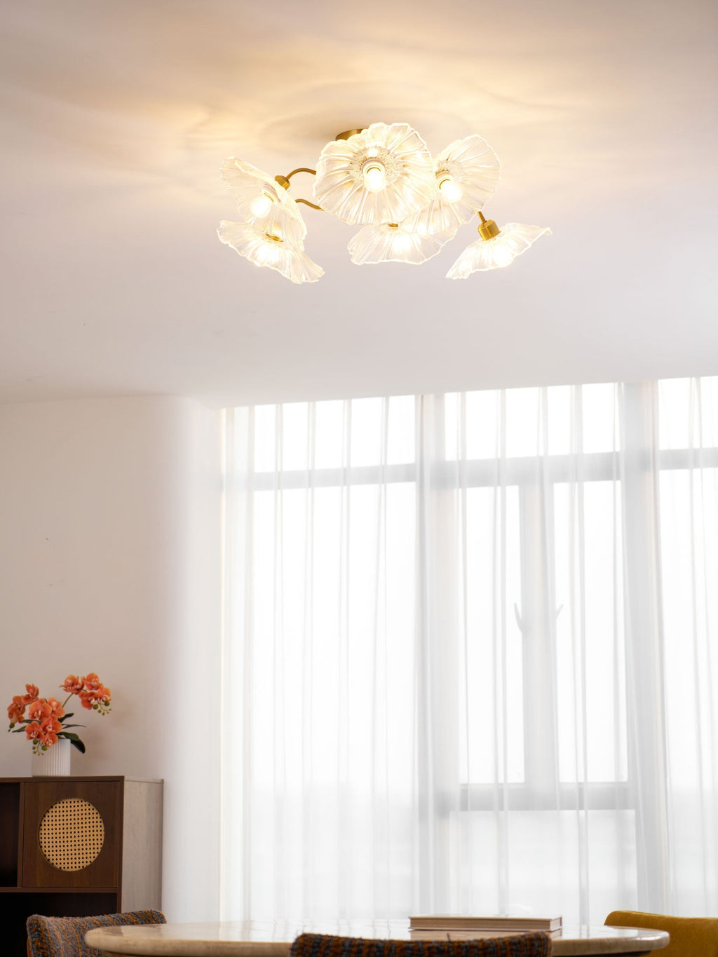 Glas-Deckenlampe mit Blattmotiv | 3, 5 oder 6 Lichtpunkte | Goldene Fassung mit Klarem oder Rosa Mattglas - Lamylie