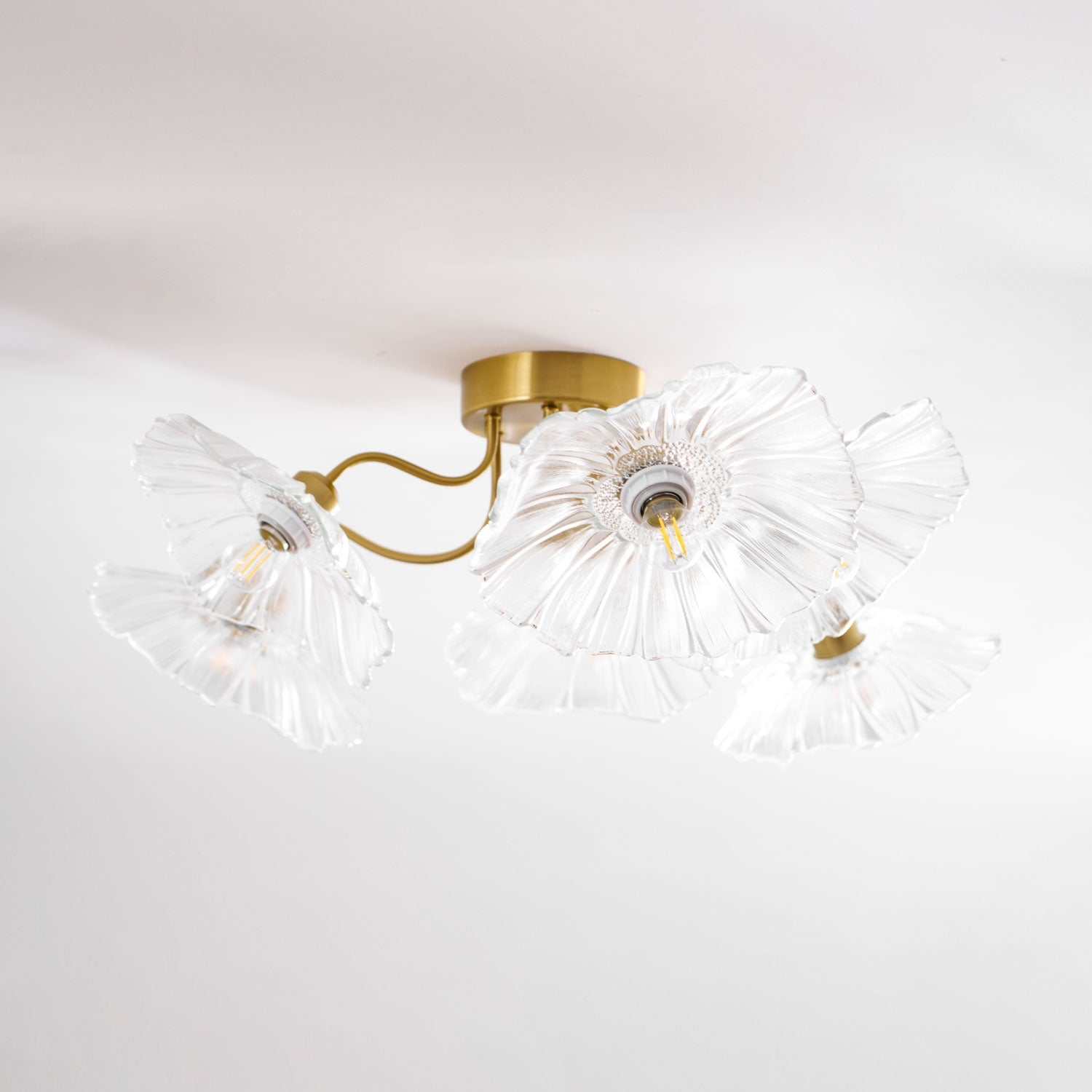 Glas-Deckenlampe mit Blattmotiv | 3, 5 oder 6 Lichtpunkte | Goldene Fassung mit Klarem oder Rosa Mattglas - Lamylie