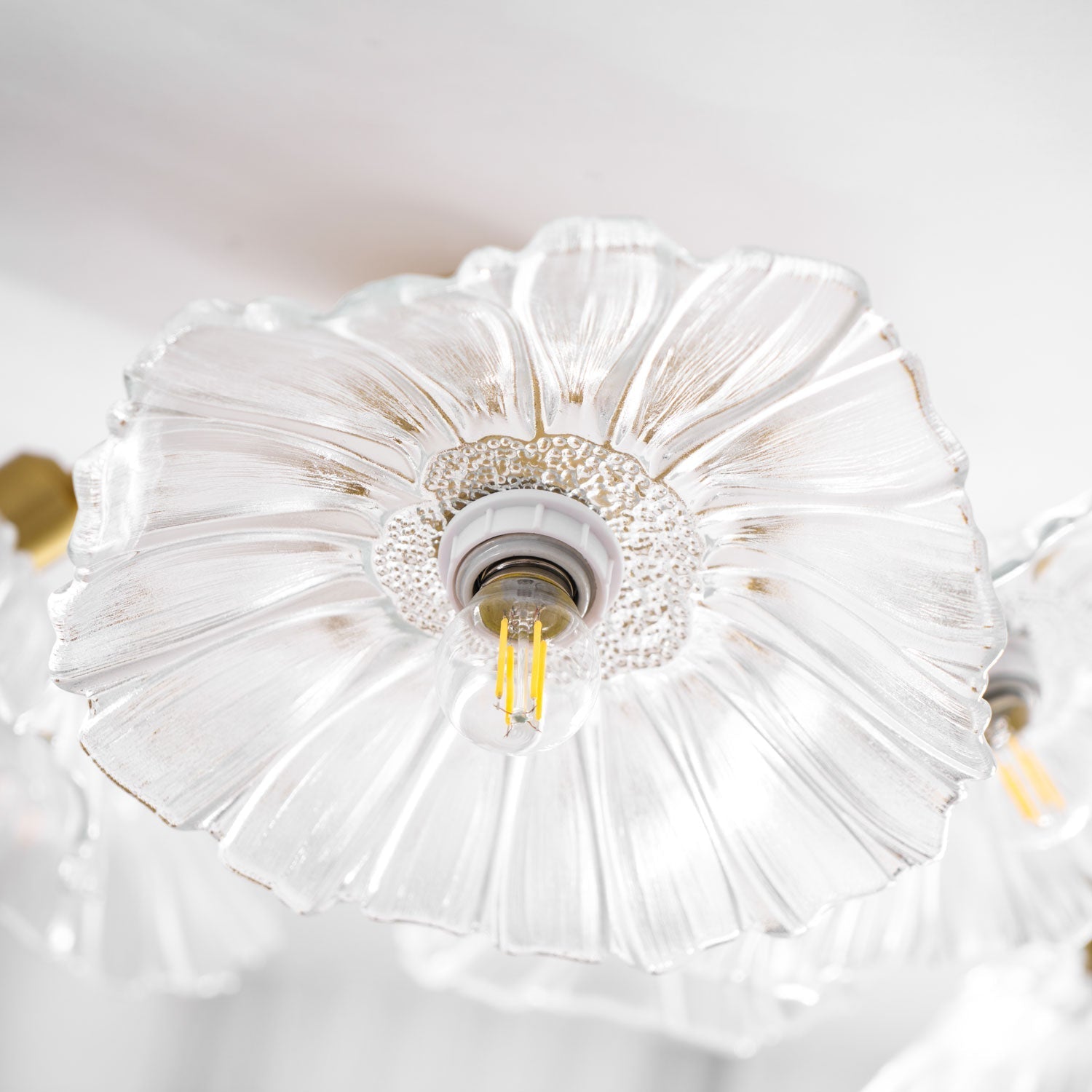 Glas-Deckenlampe mit Blattmotiv | 3, 5 oder 6 Lichtpunkte | Goldene Fassung mit Klarem oder Rosa Mattglas - Lamylie