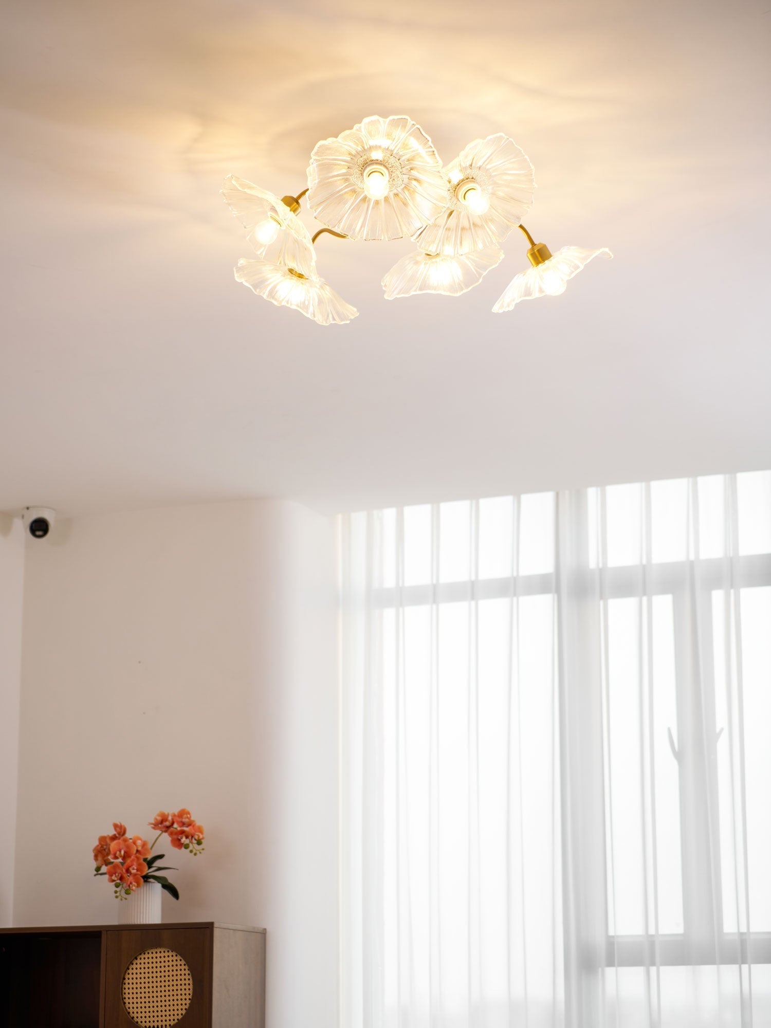 Glas-Deckenlampe mit Blattmotiv | 3, 5 oder 6 Lichtpunkte | Goldene Fassung mit Klarem oder Rosa Mattglas - Lamylie