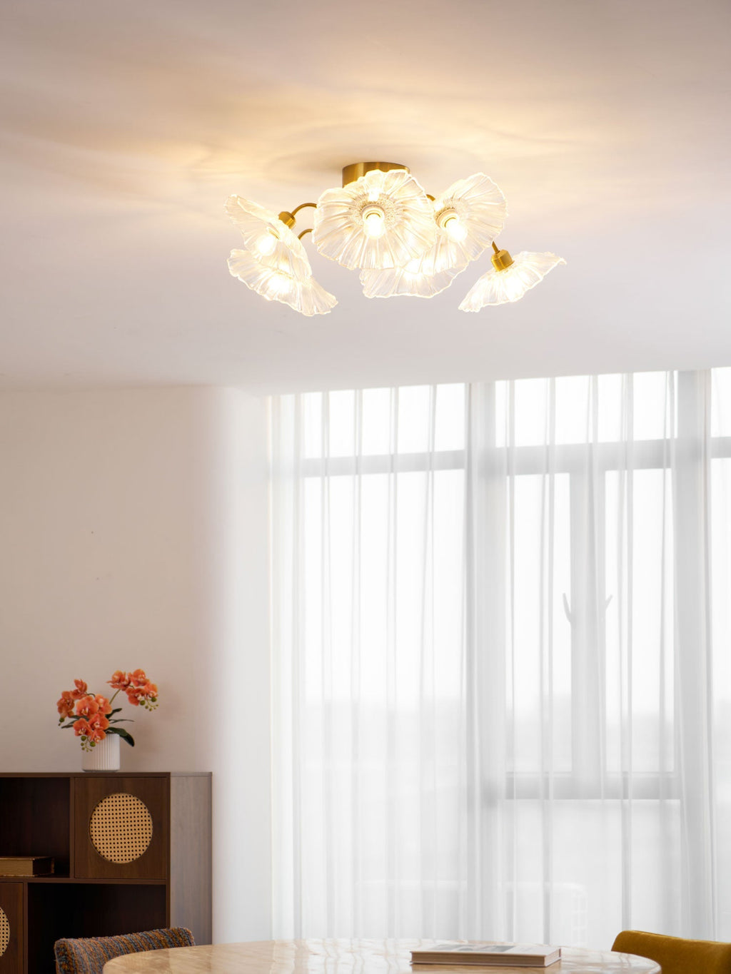 Glas-Deckenlampe mit Blattmotiv | 3, 5 oder 6 Lichtpunkte | Goldene Fassung mit Klarem oder Rosa Mattglas - Lamylie
