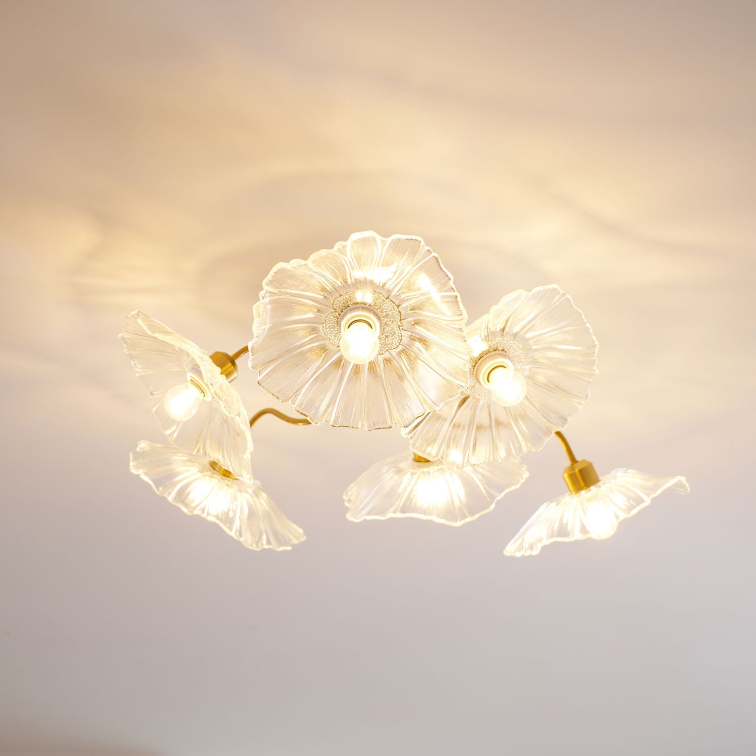 Glas-Deckenlampe mit Blattmotiv | 3, 5 oder 6 Lichtpunkte | Goldene Fassung mit Klarem oder Rosa Mattglas - Lamylie