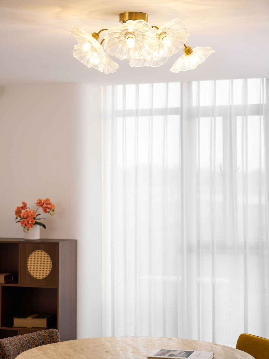 Glas-Deckenlampe mit Blattmotiv | 3, 5 oder 6 Lichtpunkte | Goldene Fassung mit Klarem oder Rosa Mattglas - Lamylie