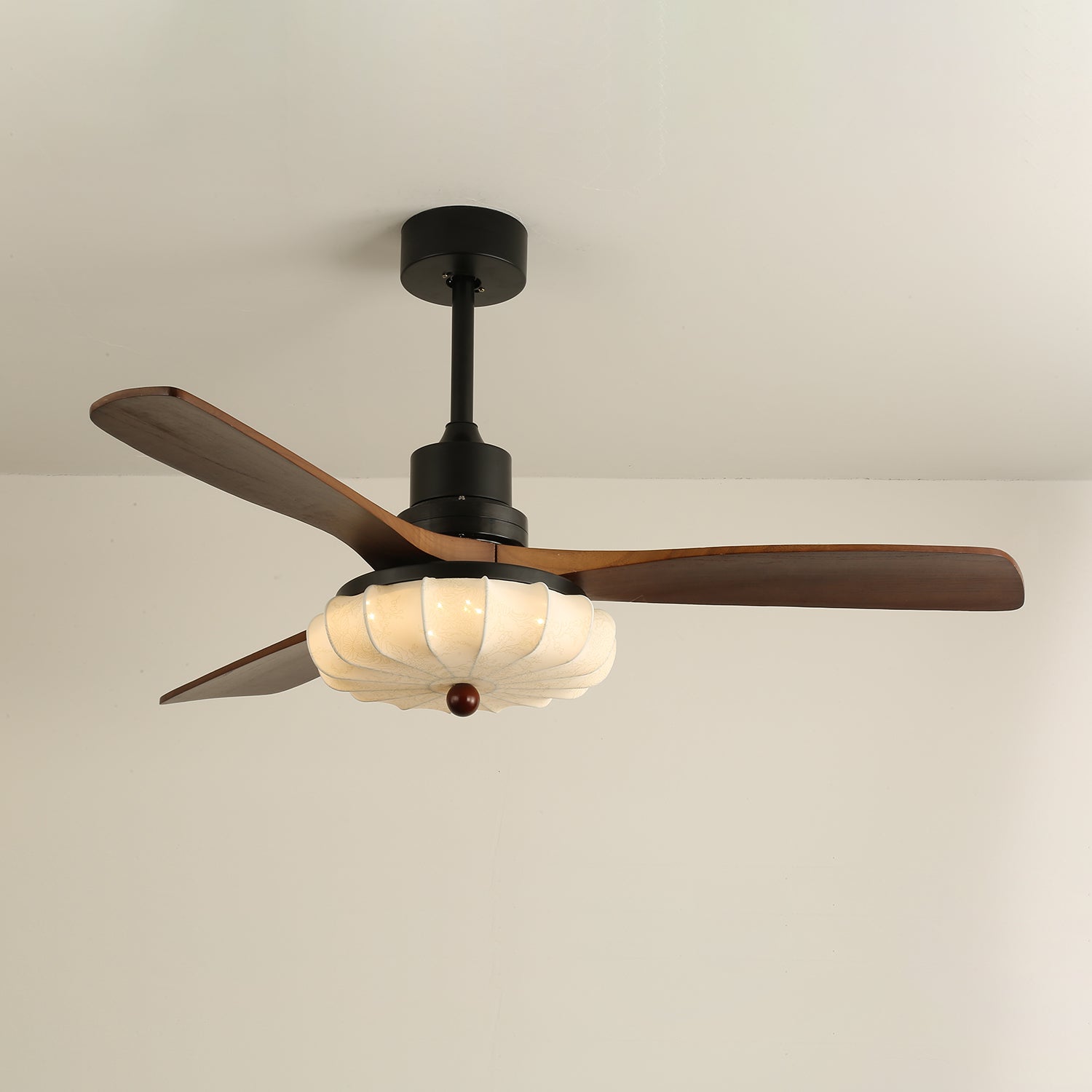 Ventilator de tavan cu iluminare | Motor DC | Abajur din bumbac cu model de lotus | Pale din lemn de nuc | Reglabil și reversibil - Lamylie